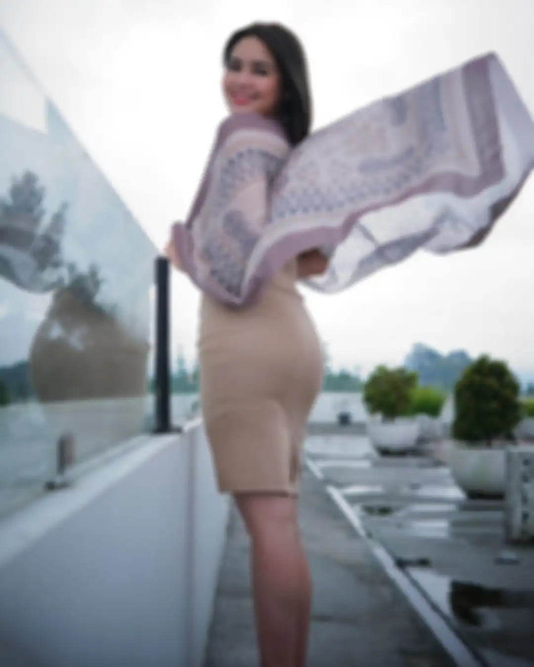 Gaya Amanda Manopo pakai dress warna nude