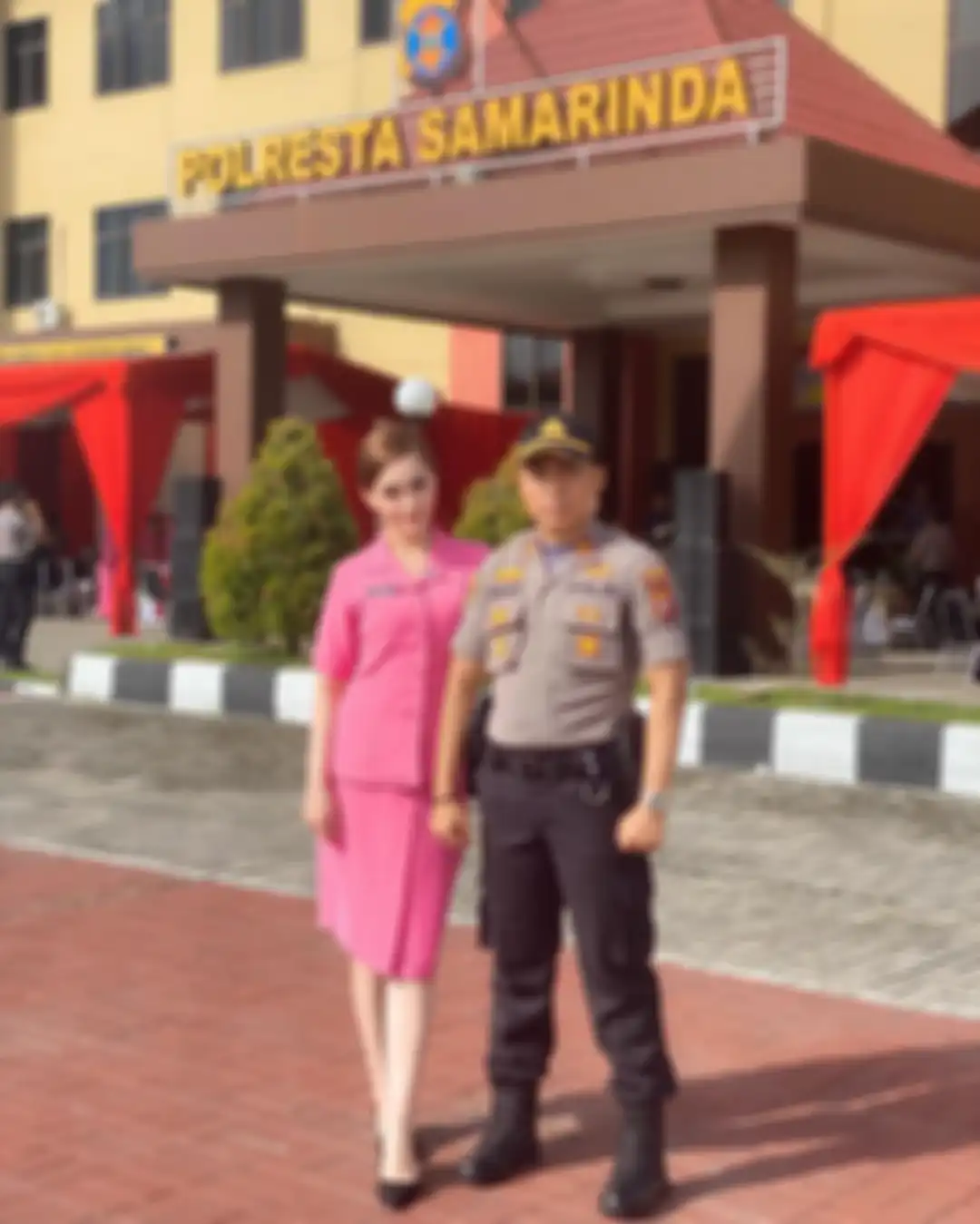 Foto cantik Cristina Laws, sosok istri perwira polisi AKP Abdul Rauf yang bertugas di Polresta Samarinda viral mirip barbie hidup.
