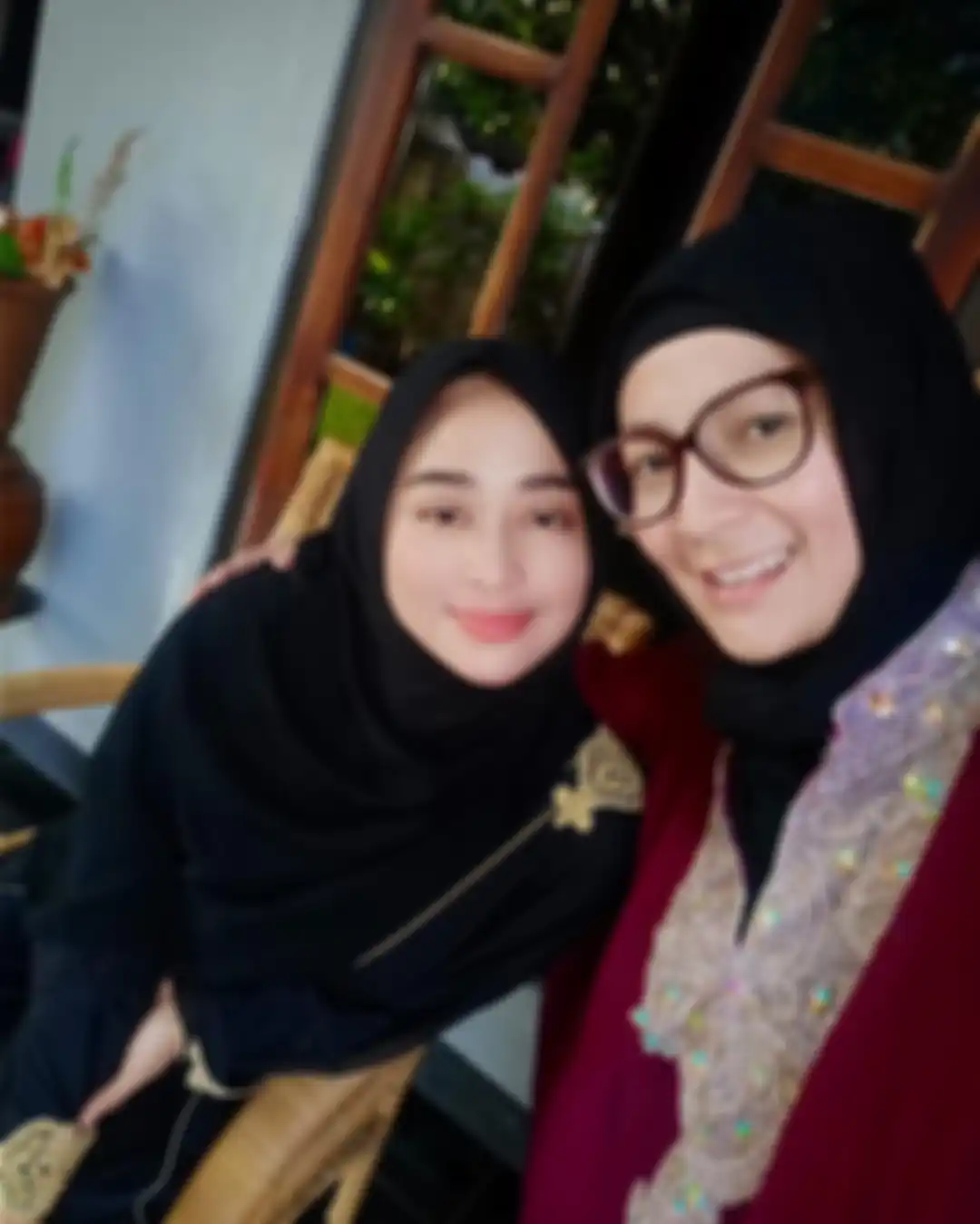 Foto cantik Erlin Sarintan, selebriti yang bikin Dewi Perssik berduka saat momen Lebaran tahun 2021. Keduanya sudah bersahabat sejak lama. 