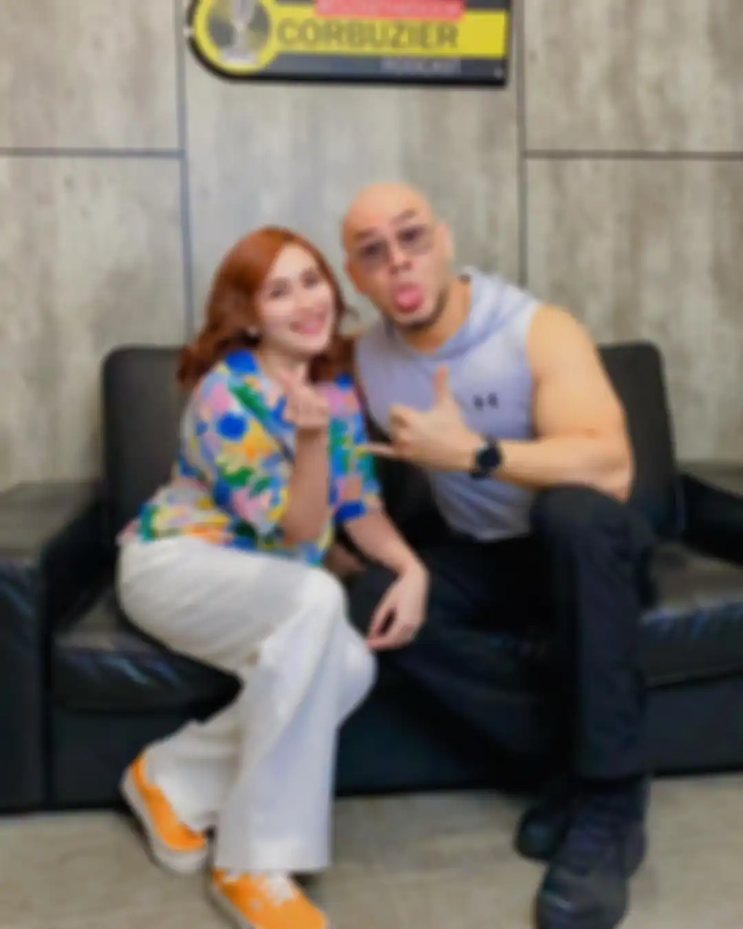 Ayu Ting Ting mengunggah foto bareng Deddy Corbuzier. Namun, gestur Ayu Ting Ting malah dihujat netizen. 