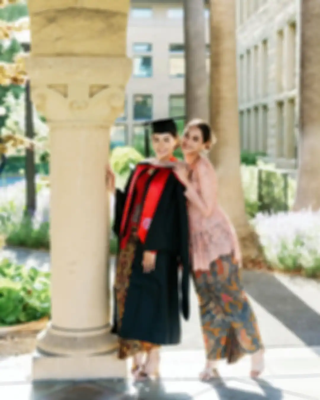 Foto momen Maudy Ayunda lulus kuliah S2 di Stanford University, bergaya bersama sang adik. 