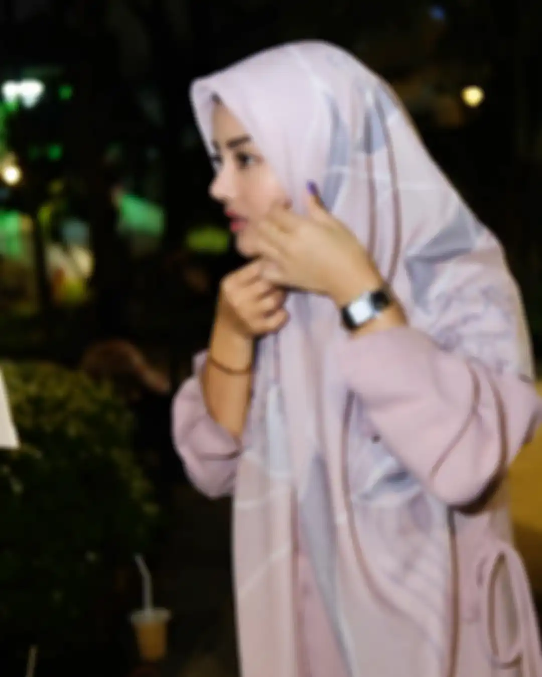 Foto Tania Ayu pakai hijab jadi sorotan. Nama model Tania Ayu terseret dalam kabar prostitusi online artis berinisial TA dengan tarif Rp 30 juta. 