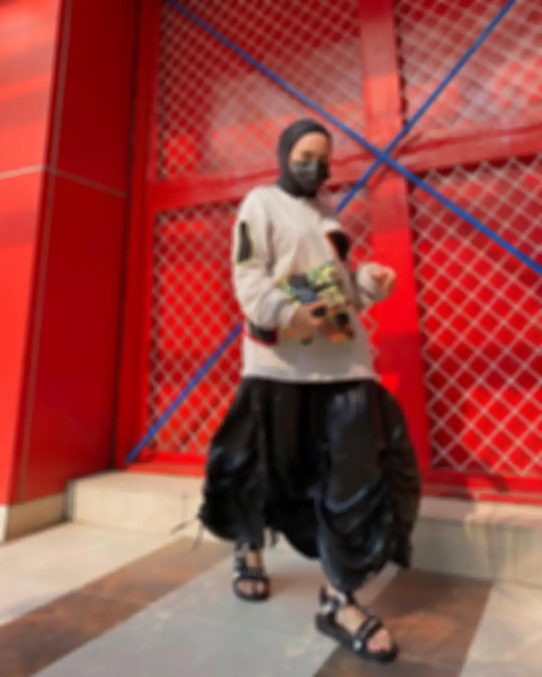 Inspirasi OOTD hijab pakai rok kulit yang lagi ngetren