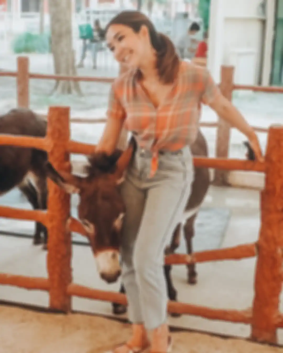 Foto Gisel digoda makhluk lucu ini memang sudah membikin netizen cemas hingga asyik berebut meninggalkan komentar.
