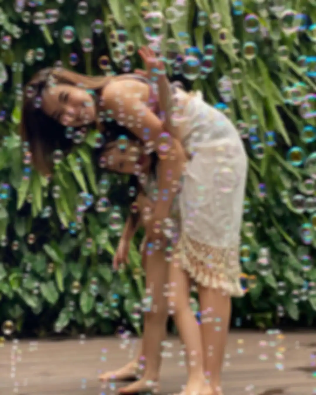 Foto Gisel menunjukkan kebahagiaannya bermain bubble bareng putri semata wayangnya, Gempi jadi sorotan.