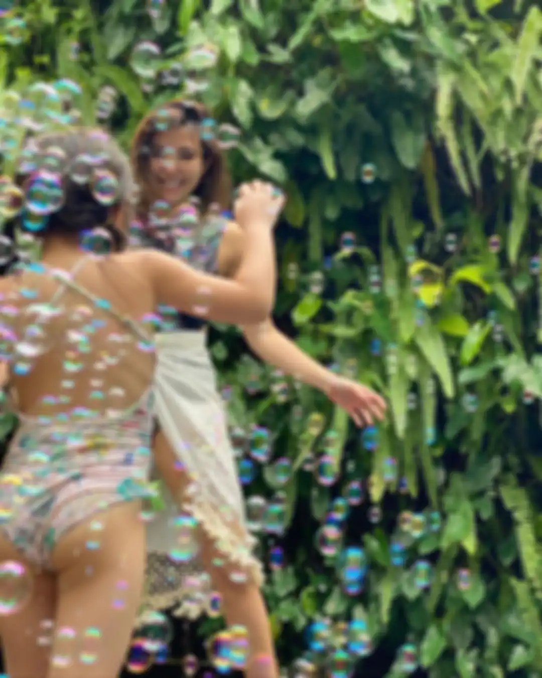 Foto Gisel menunjukkan kebahagiaannya bermain bubble bareng putri semata wayangnya, Gempi jadi sorotan.