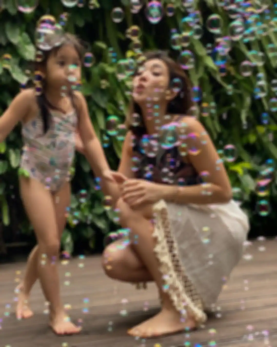 Foto Gisel menunjukkan kebahagiaannya bermain bubble bareng putri semata wayangnya, Gempi jadi sorotan.