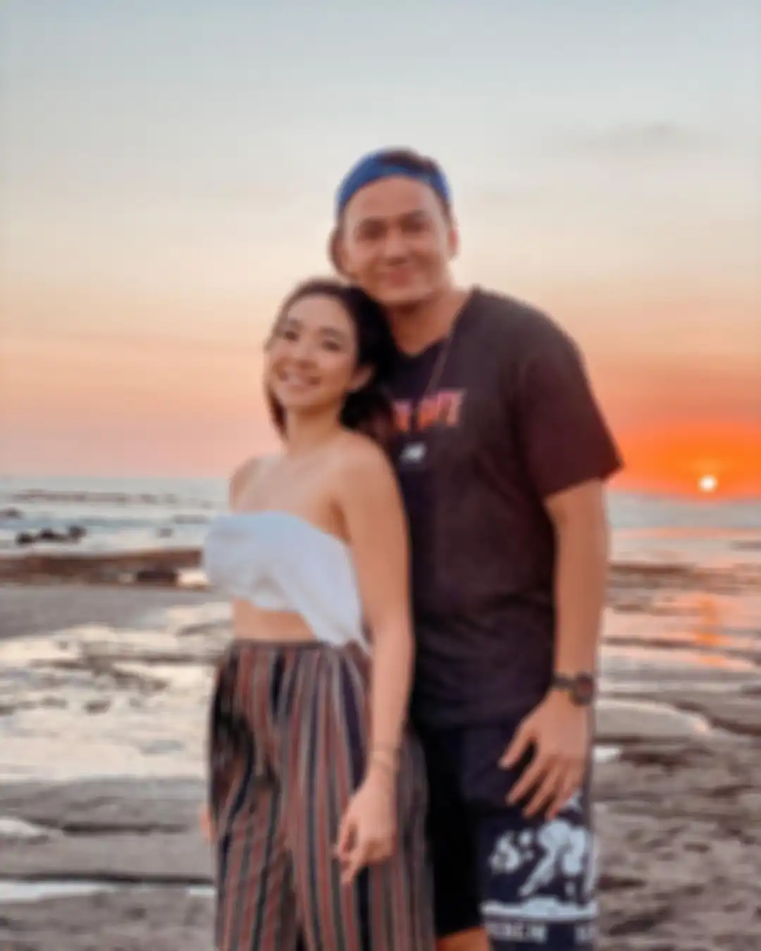 Foto Gisel menikmati momen romantis bersama Wijin. Ibunda Gempi benci kebiasaan sang kekasih saat mabuk cinta.