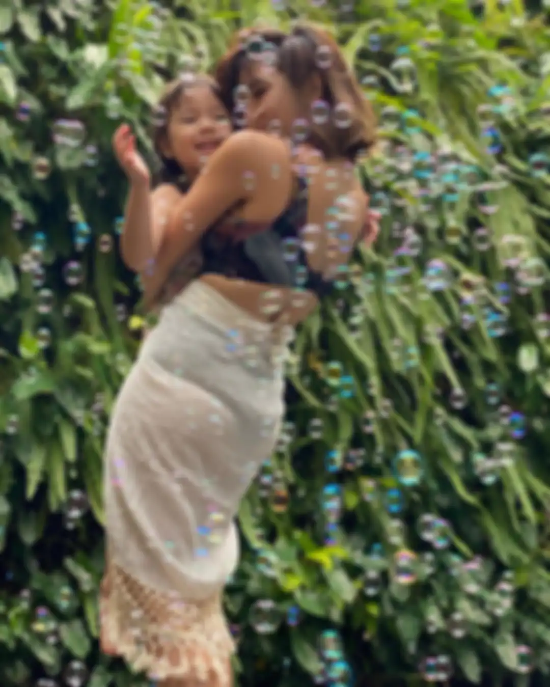 Foto Gisel bermain bubble bersama Gempi yang menjadi pemicu mantan istri Gading Marten kena semprot netizen. 