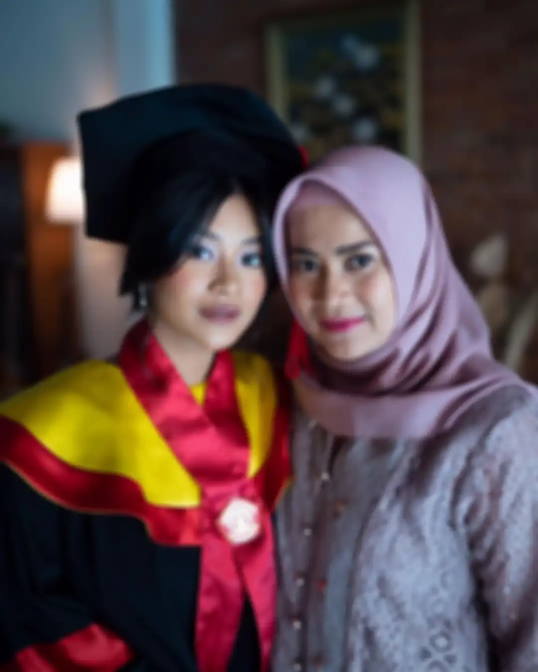 Foto wajah tegang Aldi Bragi saat berada di sisi Ikke Nurjanah menuai komentar di akun Instagram putri sulungnya. 