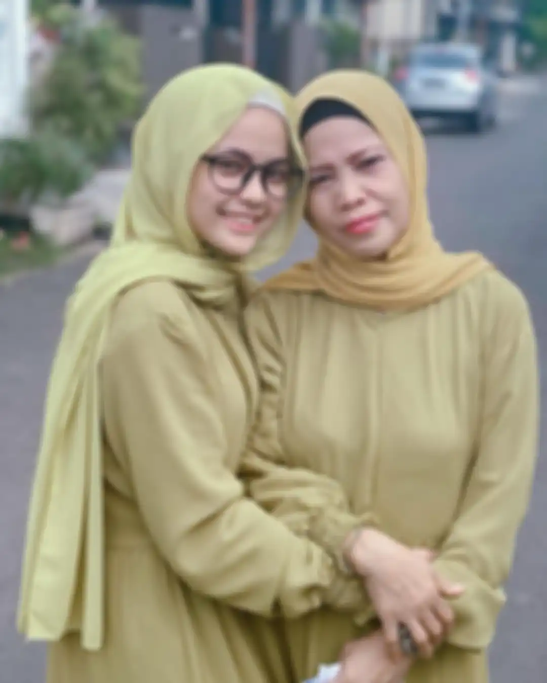 Putri DA bersama ibunda yang kini menyusul kepergian sang ayah untuk selamanya. Umi Elvy Sukaesih berbela sungkawa.