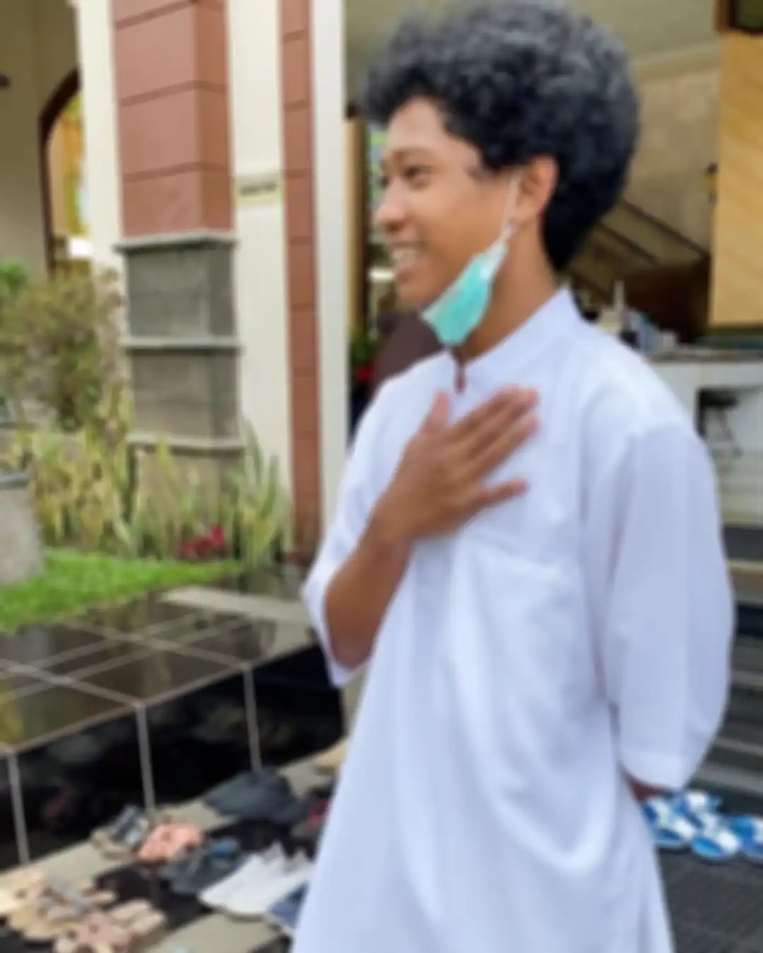 Foto anak muda mengenakan pakaian muslim sedang menyambut tamu yang datang ke masjid As Saadah Ciater Subang.