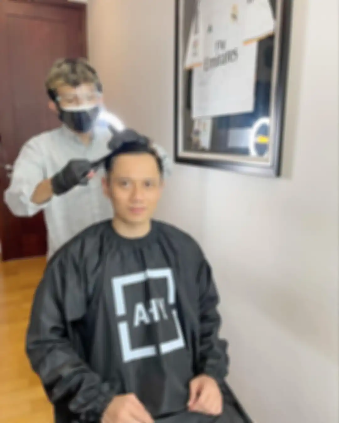 Setelah soal workstation canggihnya, AHY mengunggah foto sedang cukur rambut dengan jubah khusus berwarna hitam.