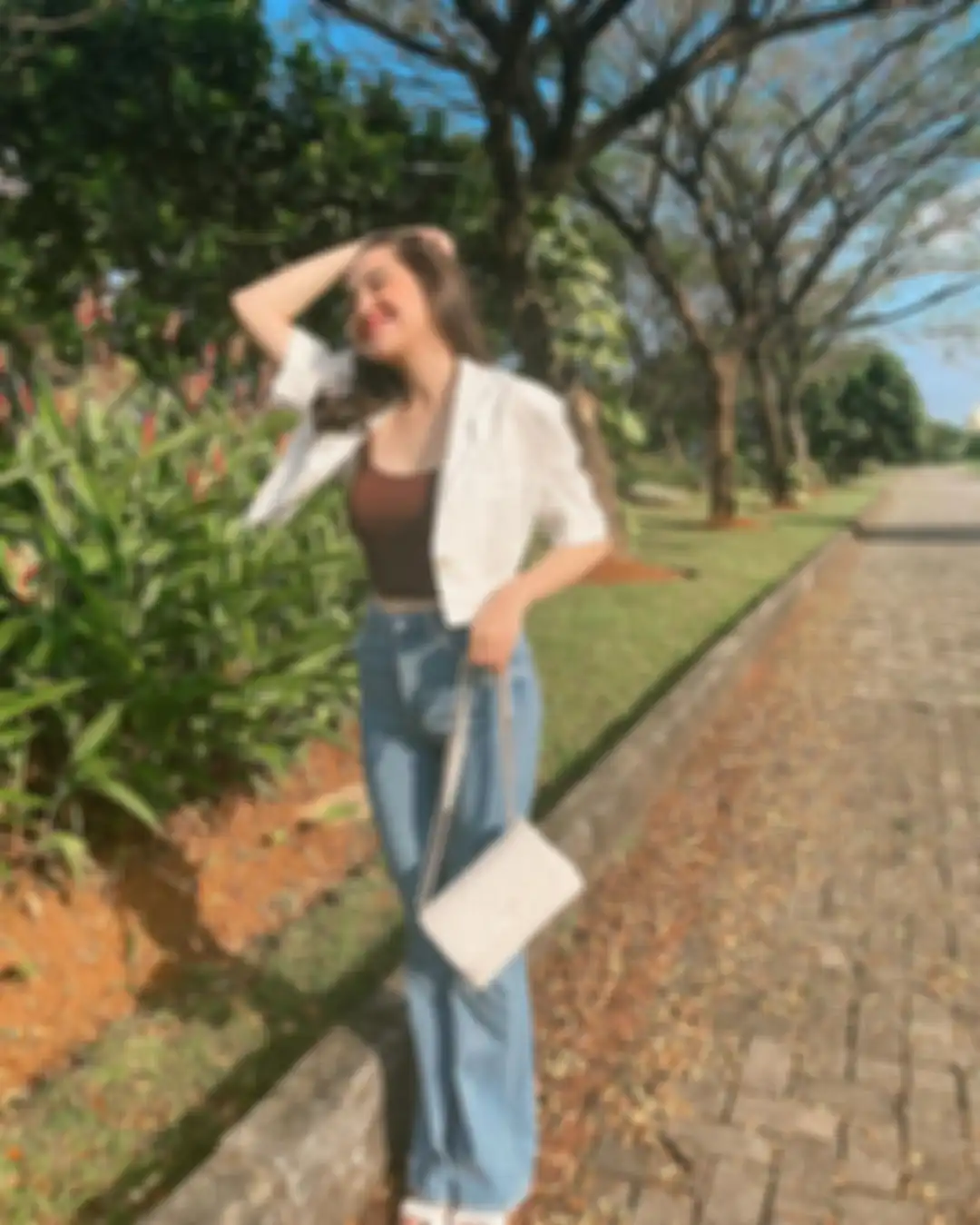 Ide OOTD pakai celana jeans ala Syifa Hadju.