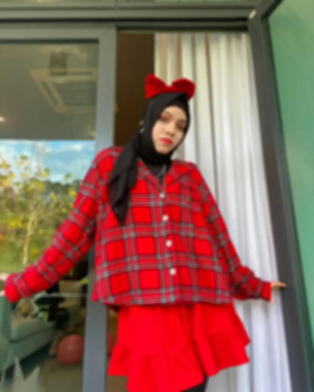 Inspirasi padu padan bawahan merah ala adik Atta Halilintar, Sajidah Halilintar.