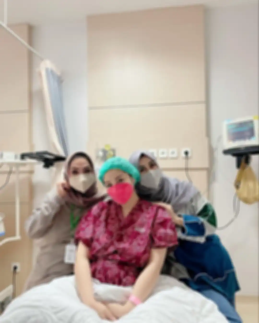 Foto tampang anak kedua Raffi Ahmad yang baru saja lahir sudah bikin penasaran netizen di media sosial.