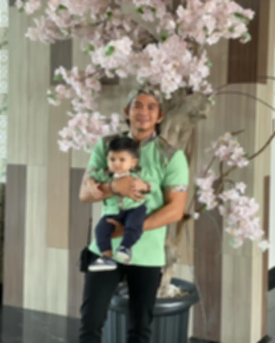 Sebelum gugatan cerai yang ditujukan untuk Nadya Mustika tersebar luas, foto Rizki DA yang memamerkan badan berototnya diserbu netizen.