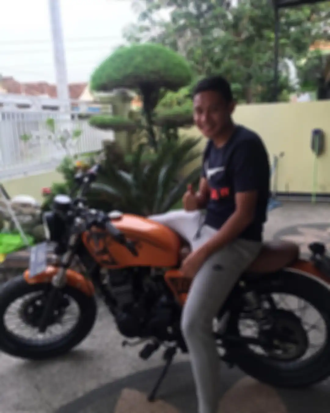 Evan Dimas saat naik motor custom.