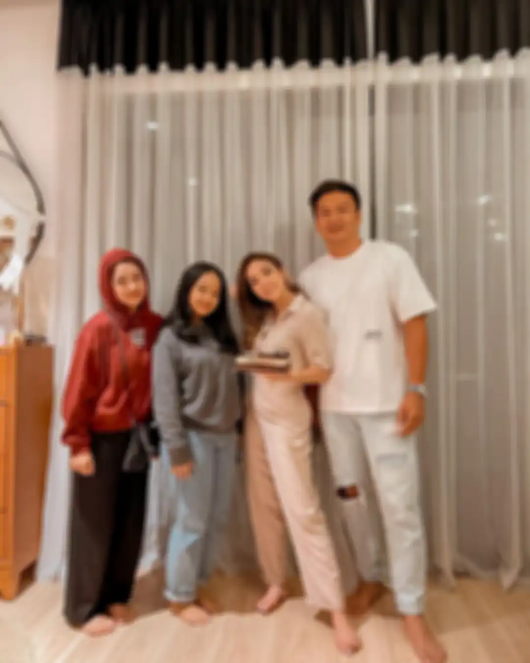 Netizen kembali menyoroti Gisel gegara foto dirinya yang diunggah di akun Instagram pribadinya. Isu Gisel putus dengan Wijin merebak.