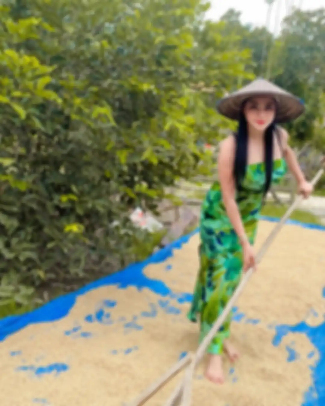 Foto penggerebekan selebgram TE disebarkan. Dari foto itu, terlihat tanda khusus di tangan kanannya yang mirip punya Tisya Erni.