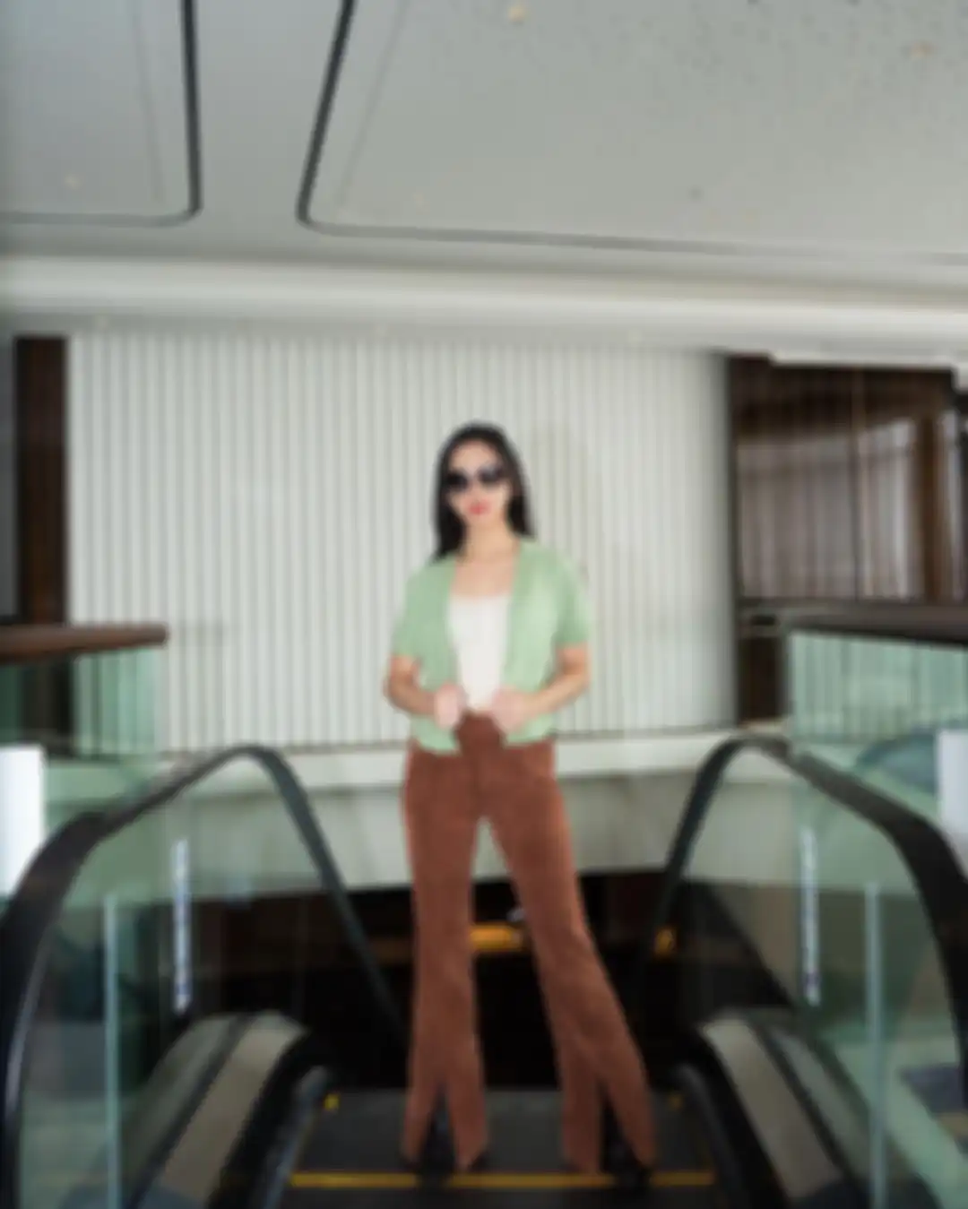 OOTD Lyodra Ginting pakai celana panjang cokelat.