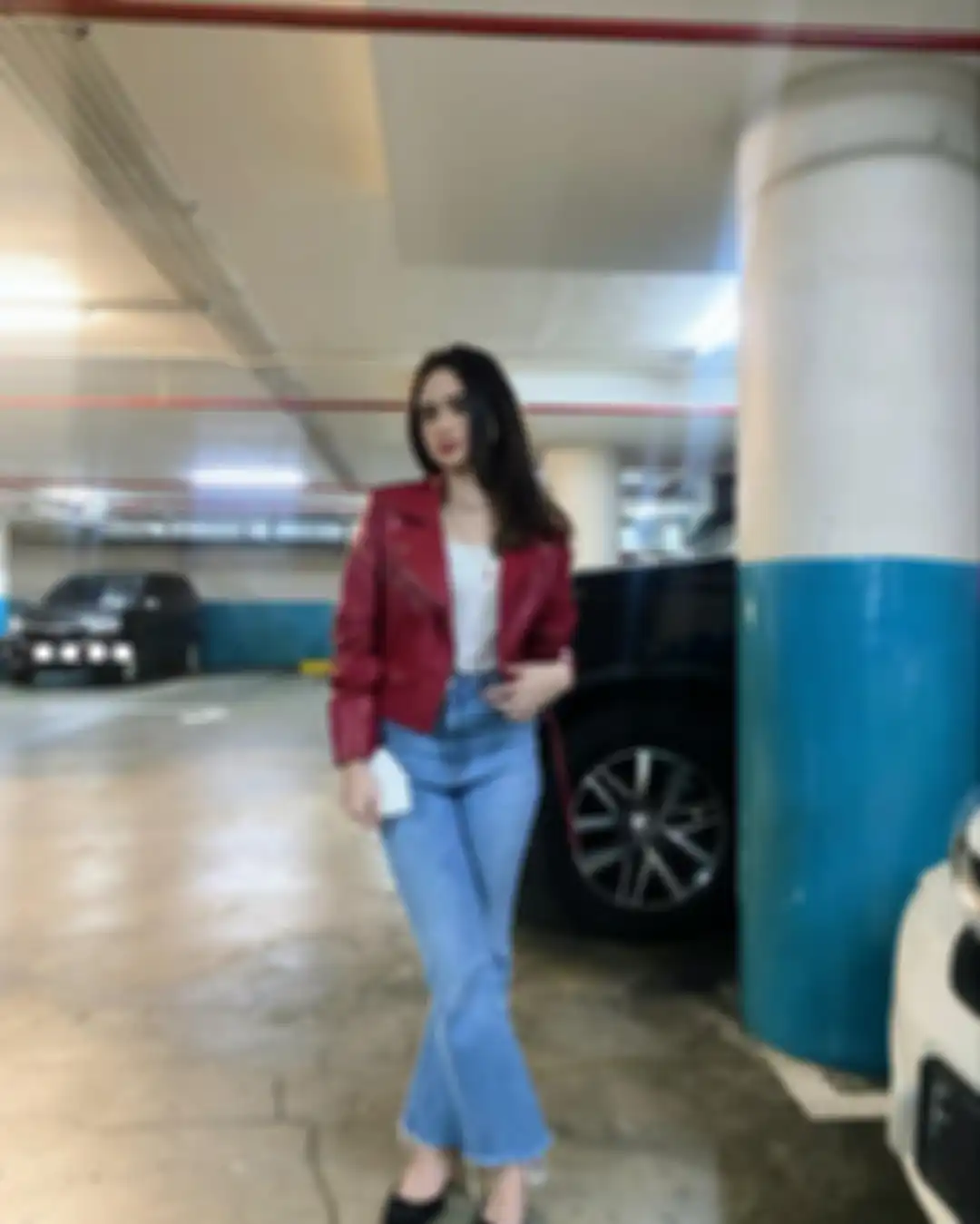 OOTD Tissa Biani pakai jaket kulit merah.