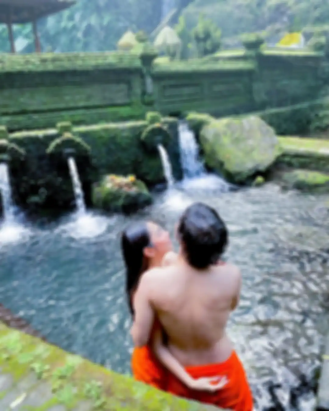 Naufal Samudra mengunggah foto mesra bersama kekasihnya, Dinda Kirana. Keduanya terlihat berendam bareng di Bali. 