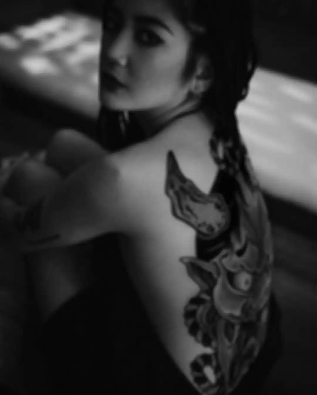 Foto tato putri Nurul Arifin menjadi sorotan. Punggungnya digambari tato sebuah kepala setan dengan lidah api menyala.