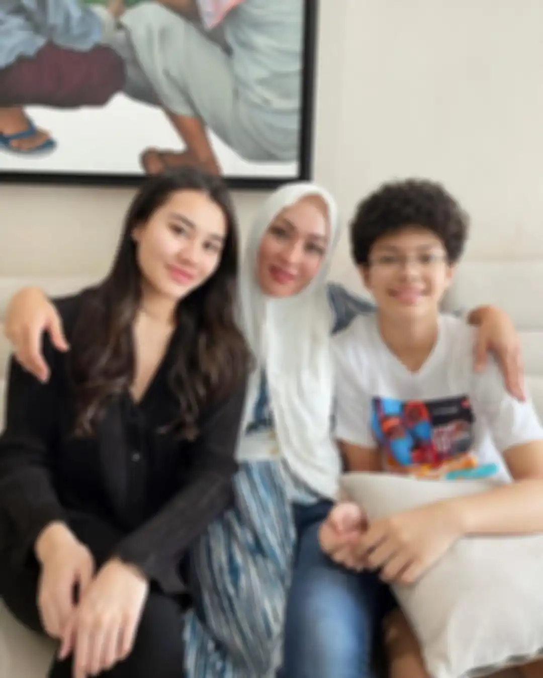 Angelina Sondakh dikabarkan akan berlibur ke Bali bersama keluarganya. Namun, mantan anggota DPR ini dicibir gegara pilih hukuman tambahan. 