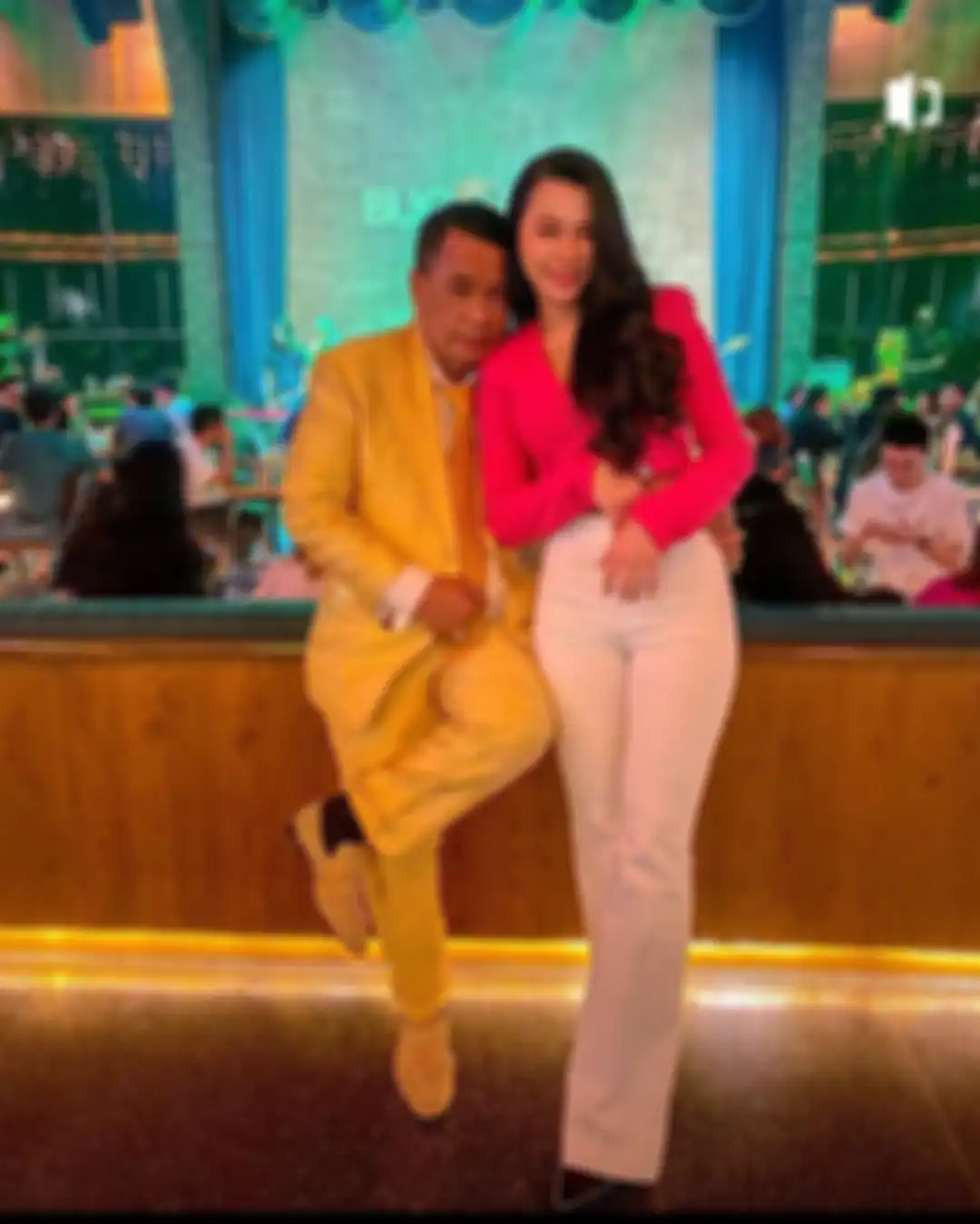 Pengacara Razman Arif Nasution resmi melaporkan pengacara kondang Hotman Paris Hutapea. Hotman Paris dilaporkan atas tuduhan penyebaran informasi bermuatan asusila yang diposting di akun Instagram. Razman mengungkapkan alasan ia dan rekan-rekan seprofesi melaporkan Hotman Paris ke polisi. Menurut Razman, postingan Hotman Paris di media sosial yang mengeksploitasi perempuan sudah meresahkan. "Yang mendorong saya itu salah satunya (terkait Richard Lee), tapi teman-teman saya tidak. Teman-teman saya murni, pure itu dasar karena tidak nyaman dengan prilaku seorang pengacara yang patut diduga melanggar etika," kata Razman di Polda Metro Jaya, Jakarta, Sabtu (2/4/2022). Untuk diketahui, postingan Hotman Paris bersama perempuan-perempuan seksi sebetulnya sudah lama. Namun, mengapa Razman dkk baru melapor sekarang? "Orang gerah sekarang. makin gerah dan fotonya makin menjadi jadi loh. Selama ini dia masih agak jaga jarak, belakangan sudah enggak benar," katanya. "Coba lihat, saya enggak usah ceritalah Bang Hotman, abang kan ketemu saya di Holywings di situ ada keluarga saya, di situ ada berapa org cewek? Saya di situ ada istri saya, caranya itu loh. Caranya, maksud saya apakah karena ada kaitannya? Tidak. Caranya itu tidak elegan menurut saya. Kalaupun mau begitu, enggak usahlah di situ, kan dia public figure apalagi kami lawyer katanya di situ melekat setiap hari, jadi saya melihat memang orang ini enggak fair cara kerjanya," paparnya. Laporan Razman dkk teregistrasi dengan nomor LP/1698/IV/2022/SPKT/Polda Metro Jaya, tanggal 2 April 2022. Pelapor dalam laporan tersebut adalah Bintomawi Sumurung Siregar. Dalam laporannya, pelapor melaporkan pemilik akun @hotmanparisofficial dengan tuduhan tindak pidana menyebarkan informasi dan dokumen elektronik yang bermuatan asusila sesuai Pasal 27 ayat (1) juncto Pasal 45 ayat (1) UU RI Nomor 19 Tahun 2016 tentang ITE.