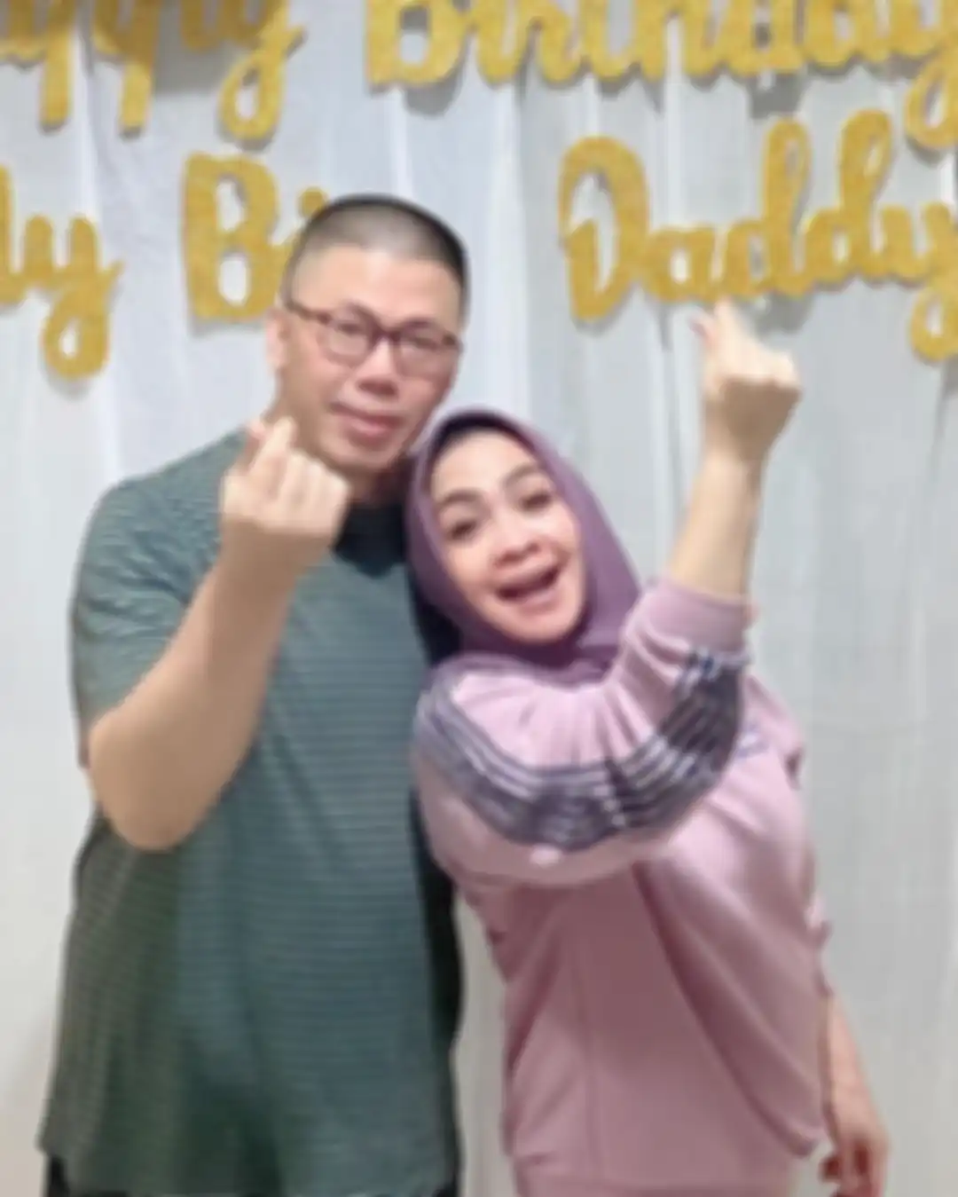 Rieta Amilia hanya mengunggah foto bareng kedua anaknya di hari ulang tahun. Suaminya sudah jarang terlihat bersama di foto.