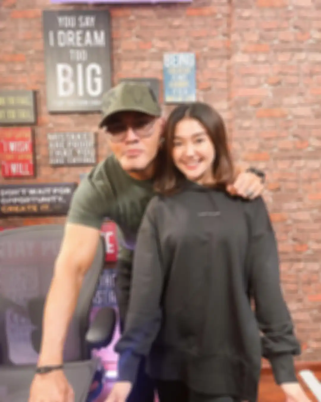 Chandrika Chika tertangkap kamera dielus-elus Rico Valentino. Foto Deddy Corbuzier dihujat gegara beri jawaban menohok soal kasus Chandrika. 