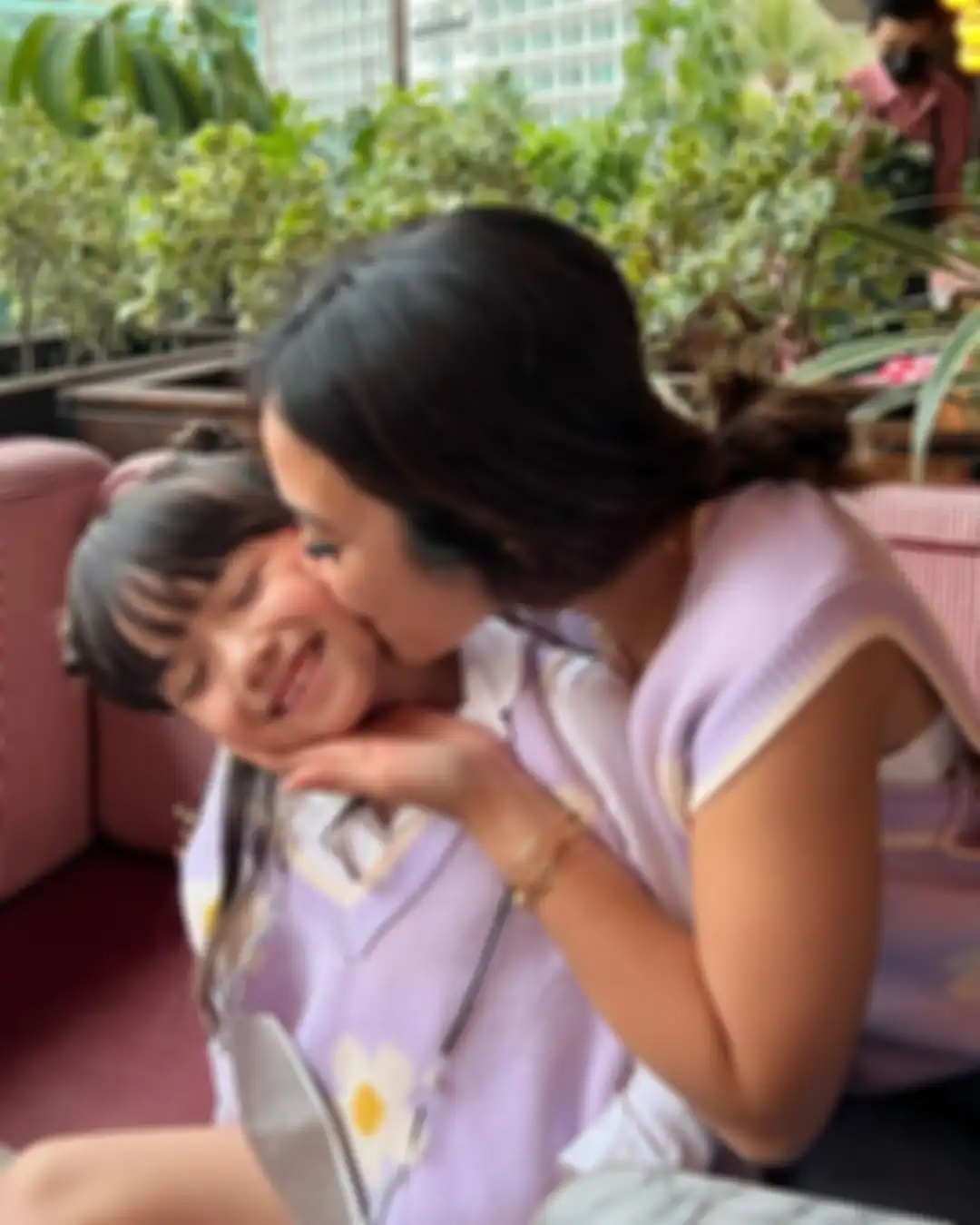 Gempi senang difoto. Kali ini, anak Sammy Simorangkir membuat foto anak Gading Marten. Gisel bongkar alasan cerai dari papa Gempi. 