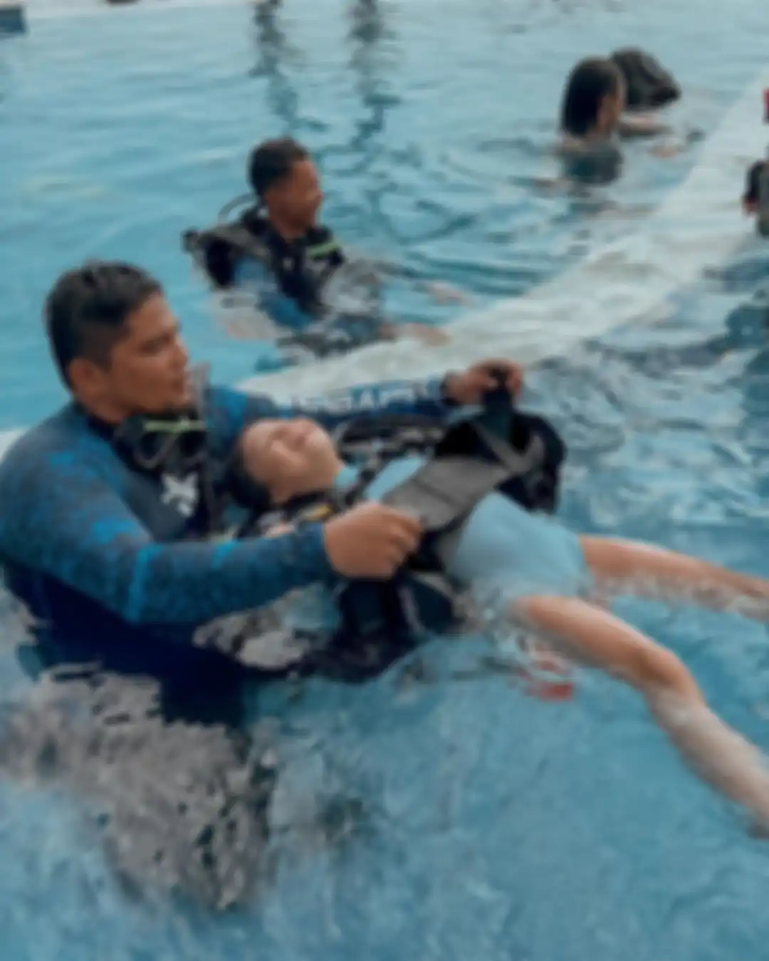 Gempi manjakan diri bareng Gisel sekalipun ditolak Rafathar. Namun, foto anak Gading Marten belajar diving malah bikin salfok.