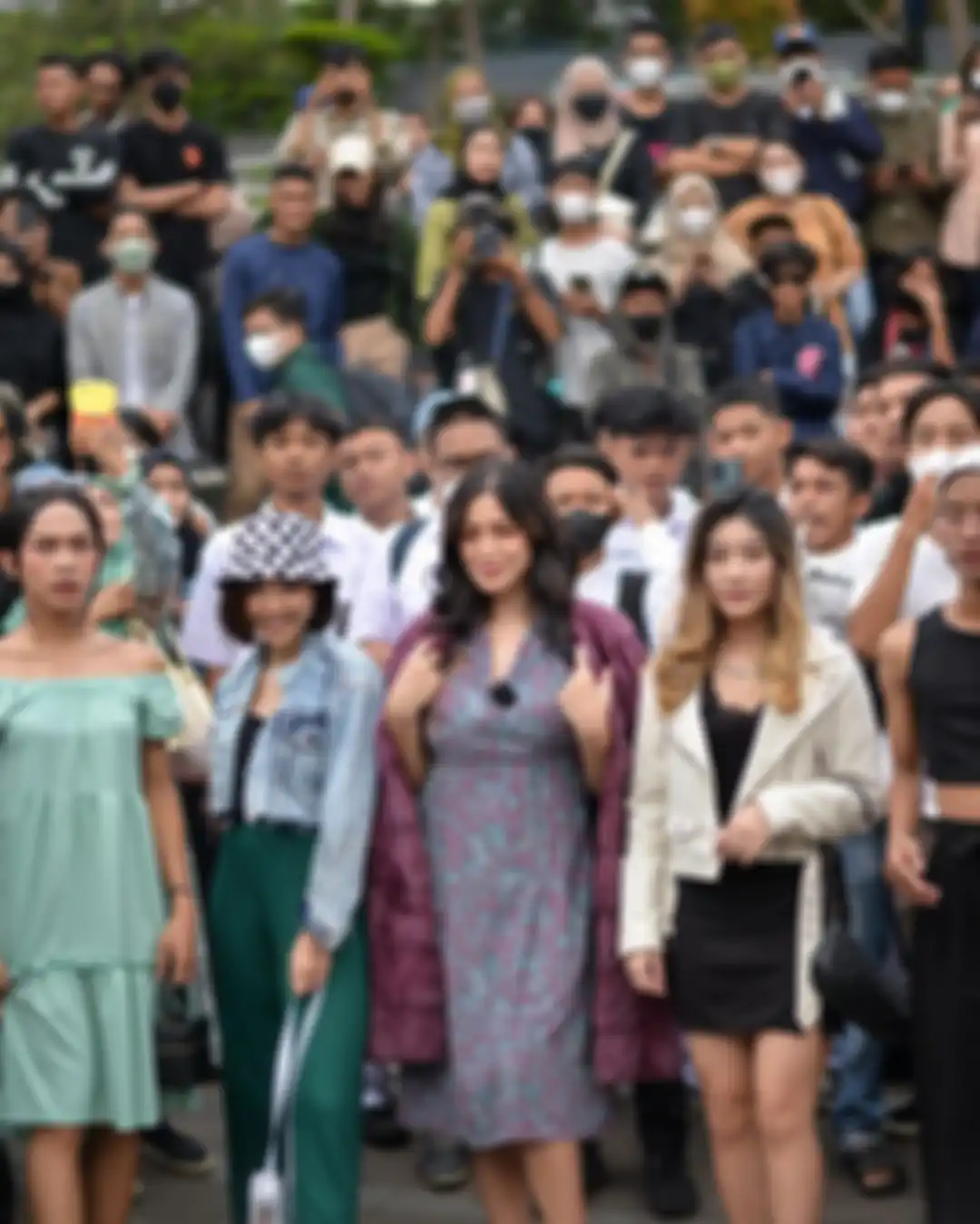 Gisel yang sempat dihujat tampil di Citayam Fashion Week belum kapok pamer foto bareng Bonge, salah satu ikon CFW. 