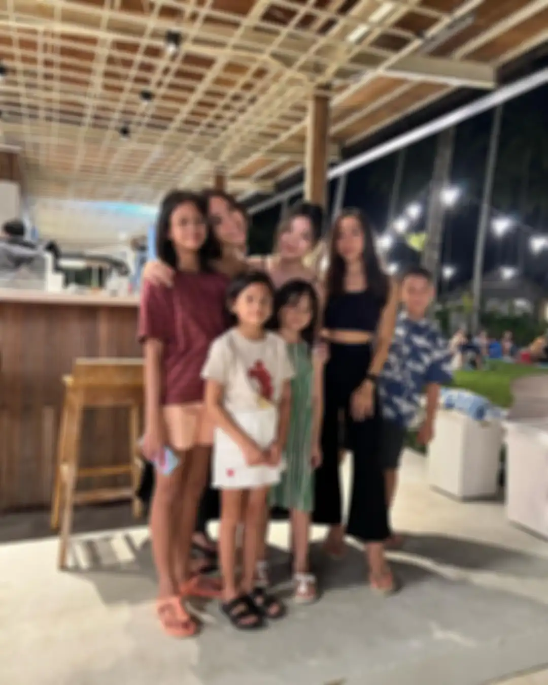 Gisel yang pamer foto punggung putih mulus di Anyer kena sentil. Ada netizen tulis komentar. Kalau keciduk bilangnya khilaf.