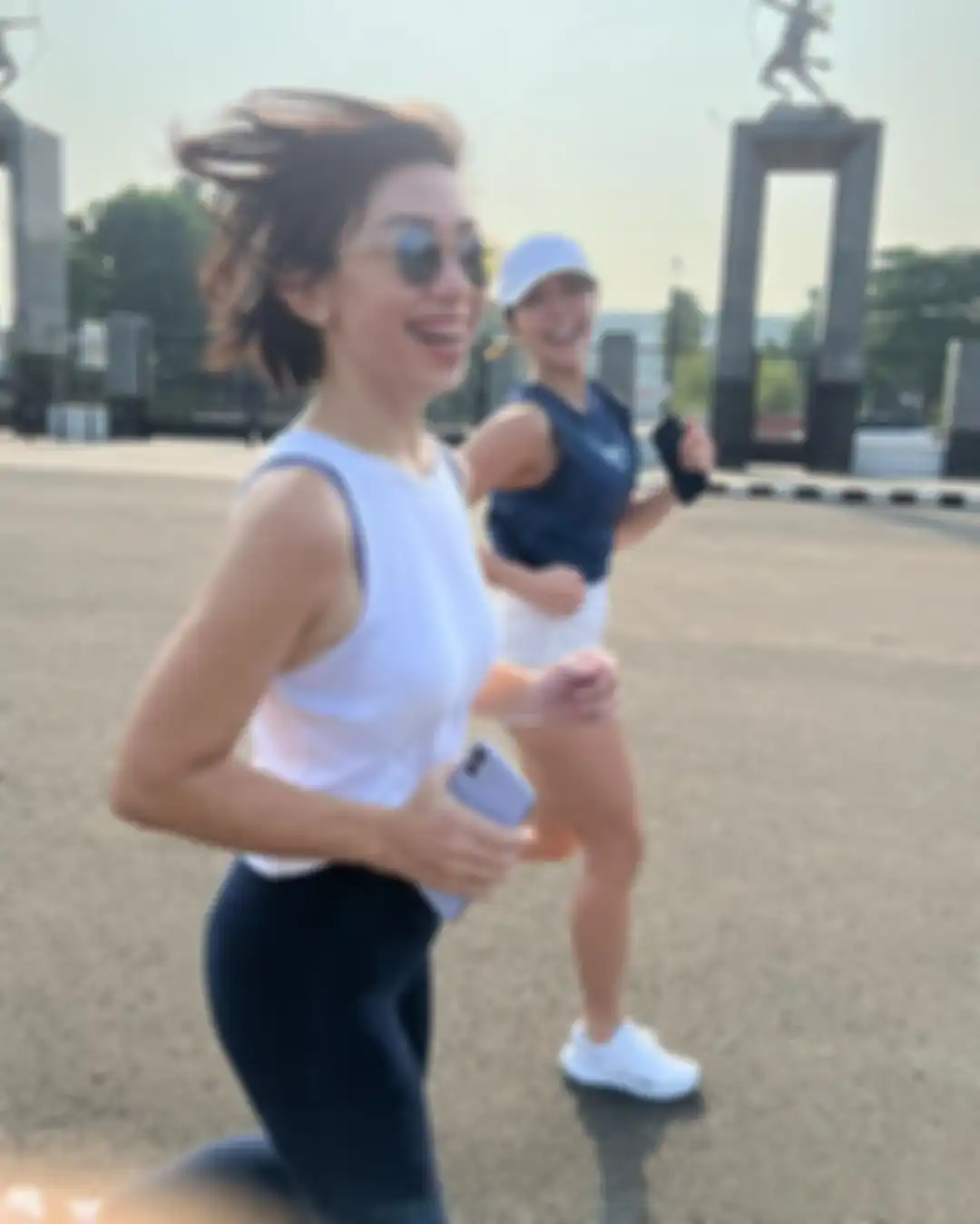 Gisel menikmati lari pagi bersama sahabatnya. Dia mencumbu udara Ibu Kota nan segar. Foto ibunda Gempi bikin salfok di media sosial.