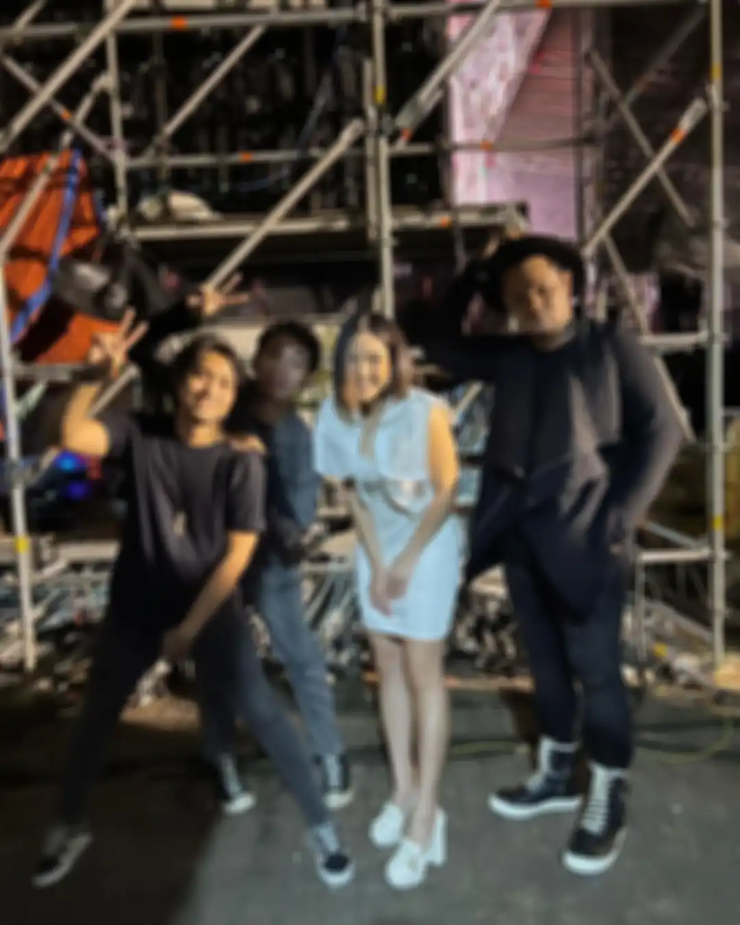 Inilah 5 foto aksi Gisel tampil bareng Last Child di panggung musik. Memori netizen terseret ke zaman begini. 