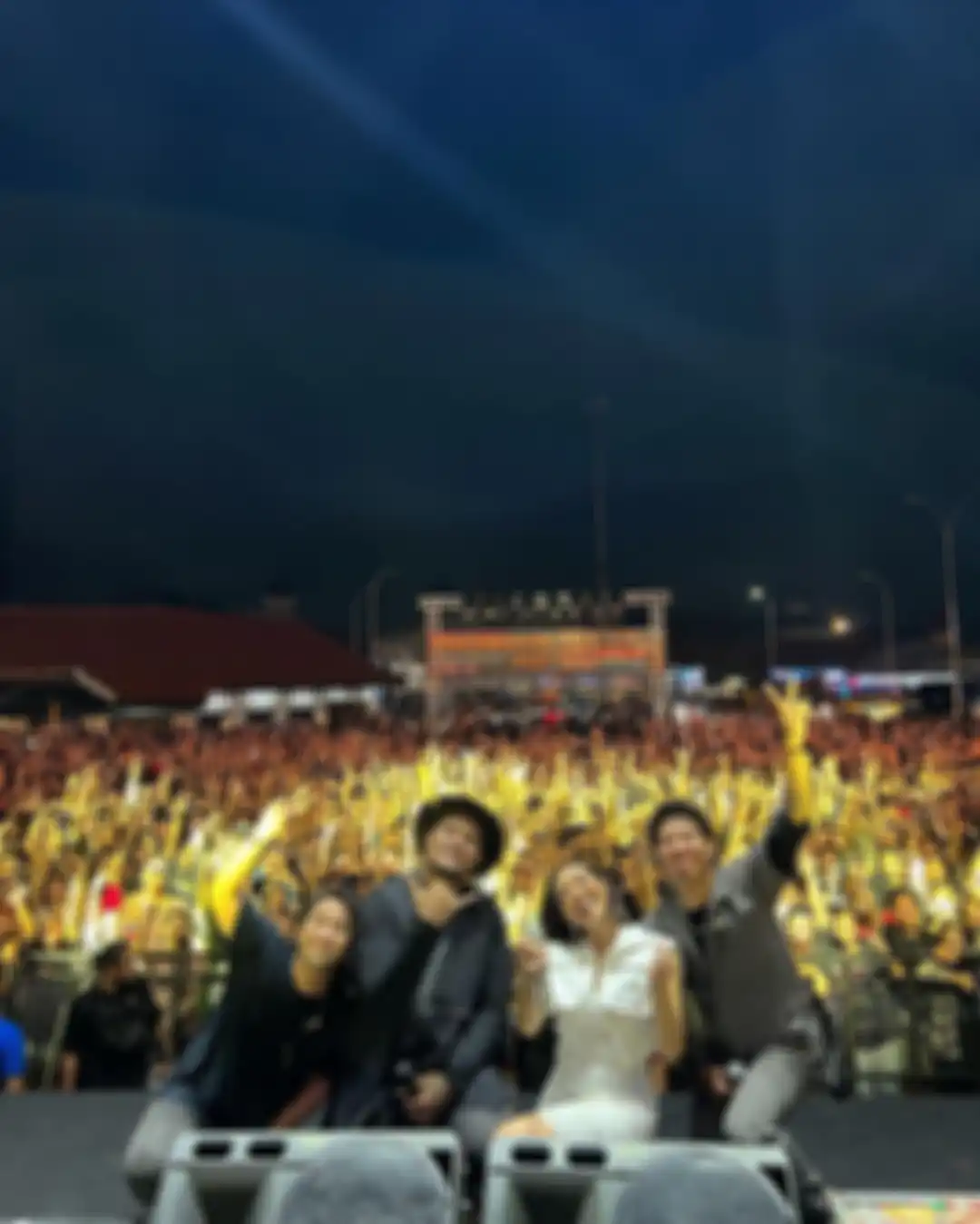 Inilah 5 foto aksi Gisel tampil bareng Last Child di panggung musik. Memori netizen terseret ke zaman begini. 