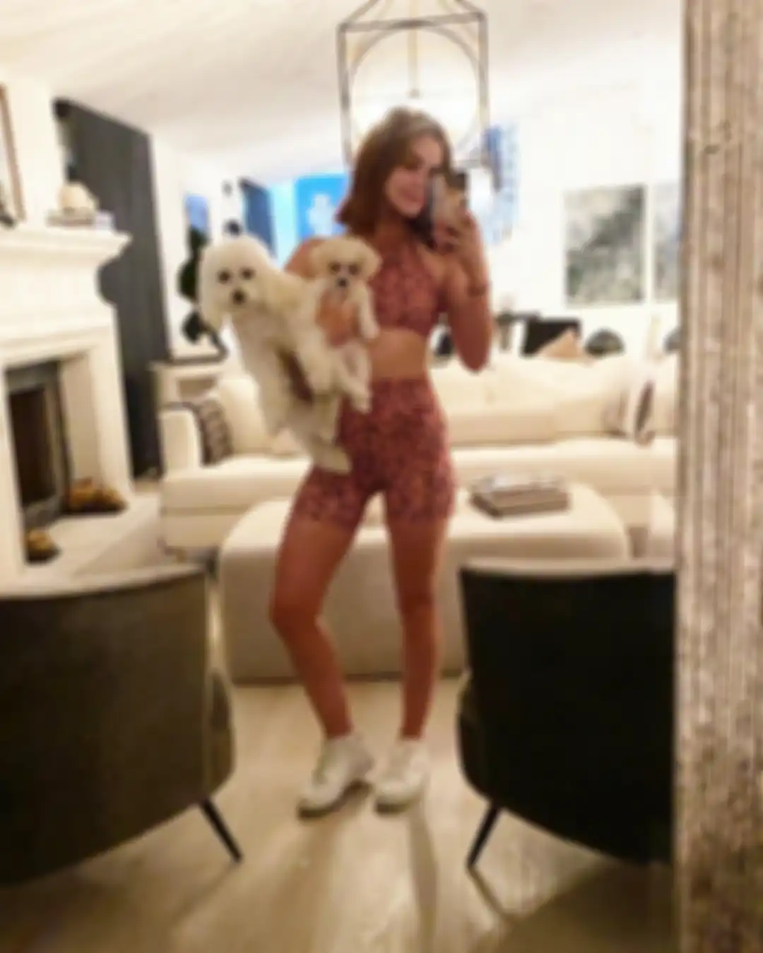 Inilah 15 cara foto selfie di kaca cermin yang dijamin banjir likes. Rupanya pose ala Megan Fox yang paling mudah ditiru.