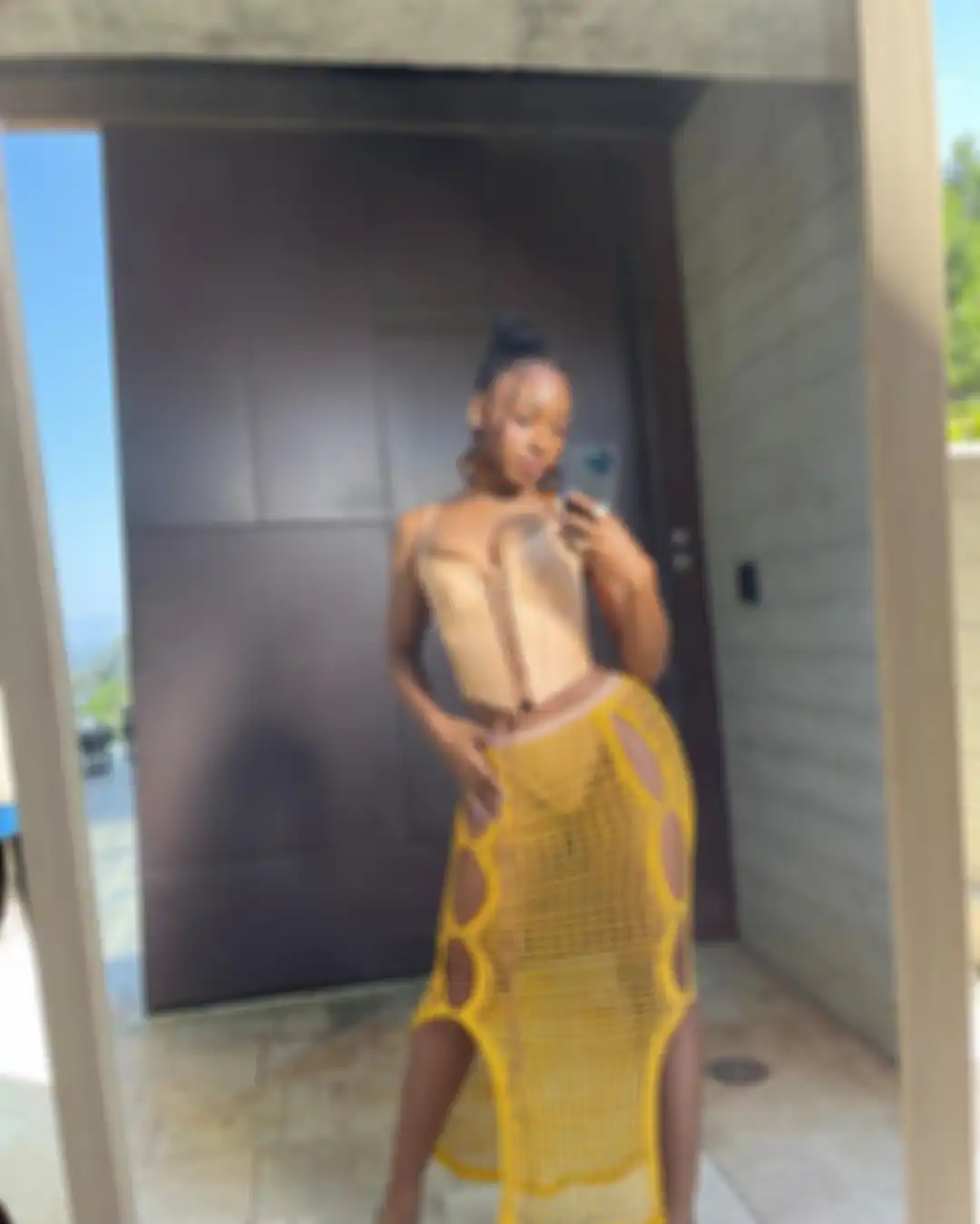 Inilah 15 cara foto selfie di kaca cermin yang dijamin banjir likes. Rupanya pose ala Megan Fox yang paling mudah ditiru.