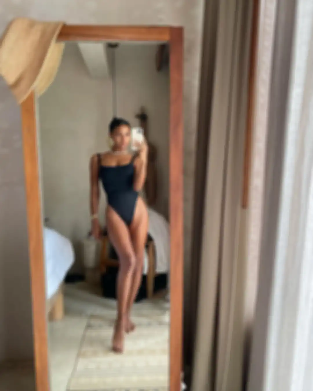 Inilah 15 cara foto selfie di kaca cermin yang dijamin banjir likes. Rupanya pose ala Megan Fox yang paling mudah ditiru.