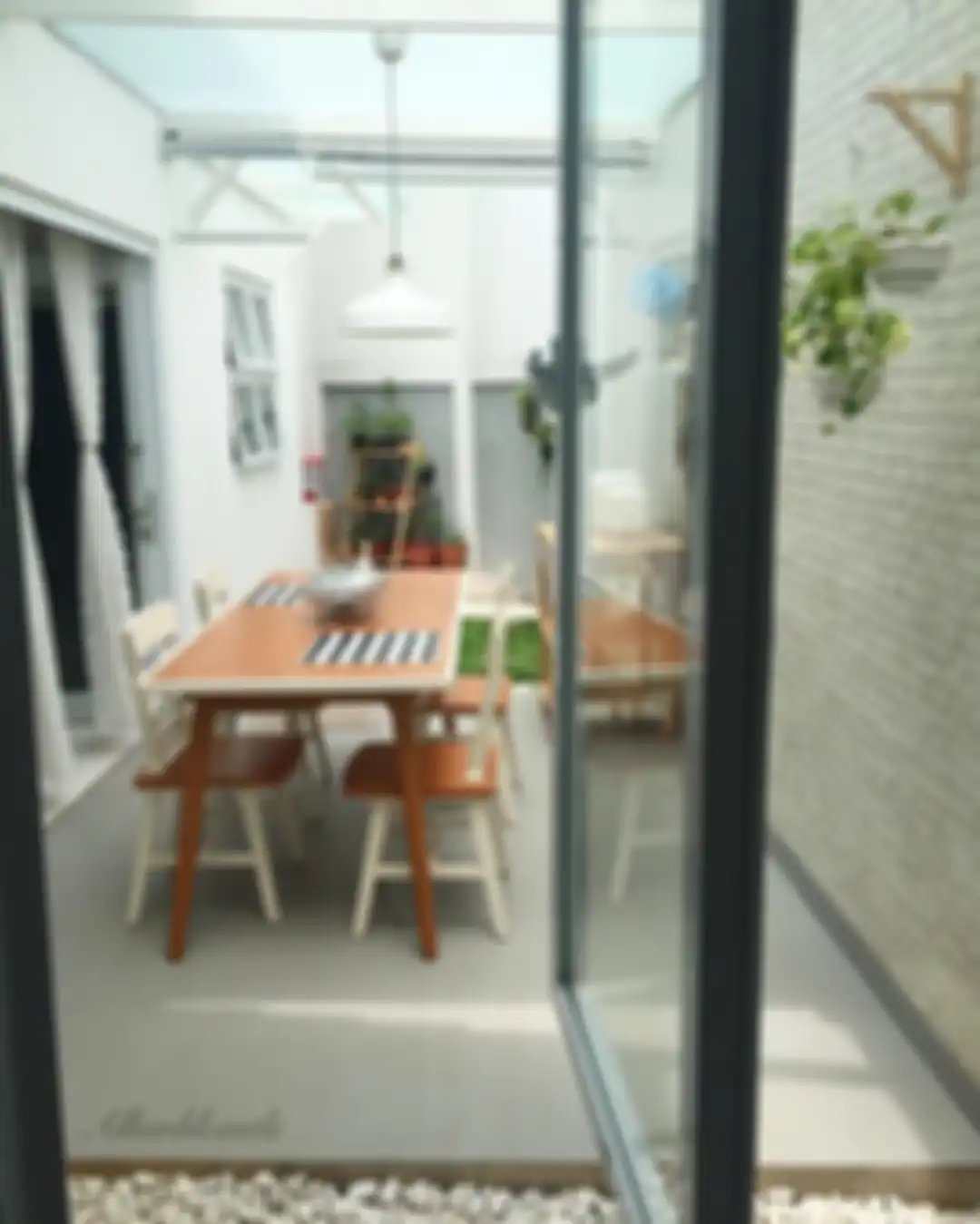 Buat pemilik rumah minimalis, jangan cuma foto desain dapur cantik. Ruang makan makin bikin betah dengan trik simpel ini.