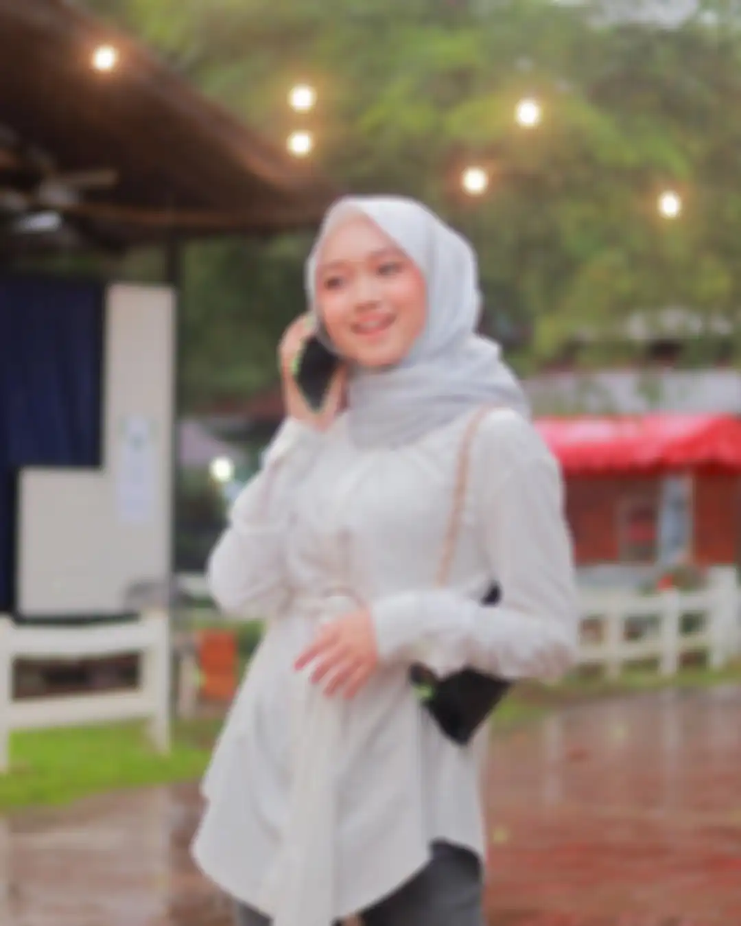 Model atasan putih hijab untuk Lebaran 2023