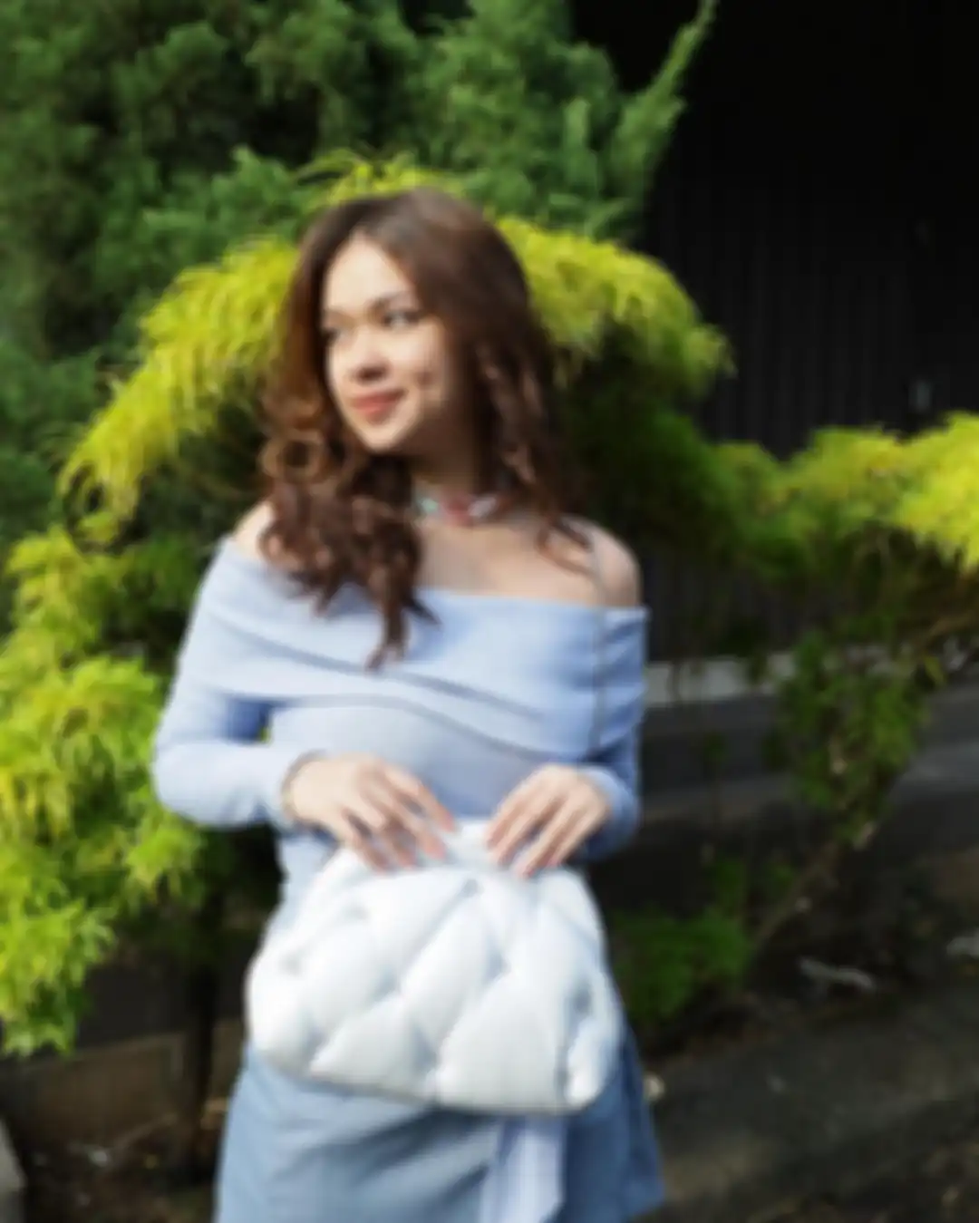 Gaya Rebecca Klopper pakai outfit biru