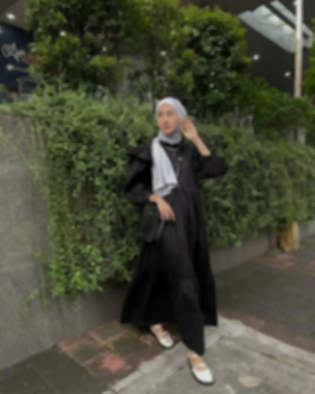 Outfit hitam cewek mamba hijab ala Inas Rana