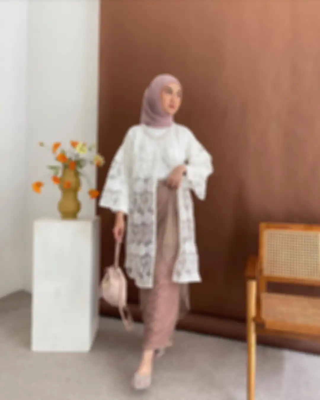 Outfit hijab warna putih buat kondangan siang hari