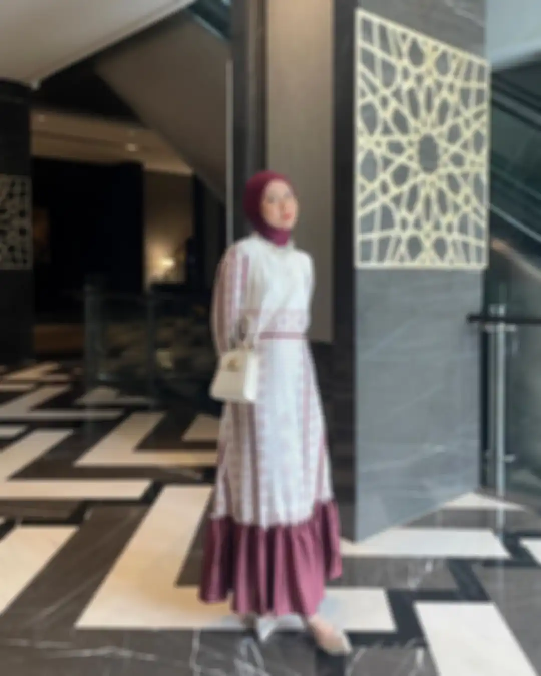 Outfit hijab warna putih buat kondangan siang hari