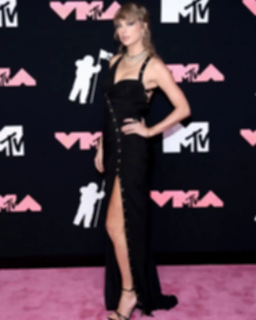 Fashion Taylor Swift di red carpet MTV VMAs 2023