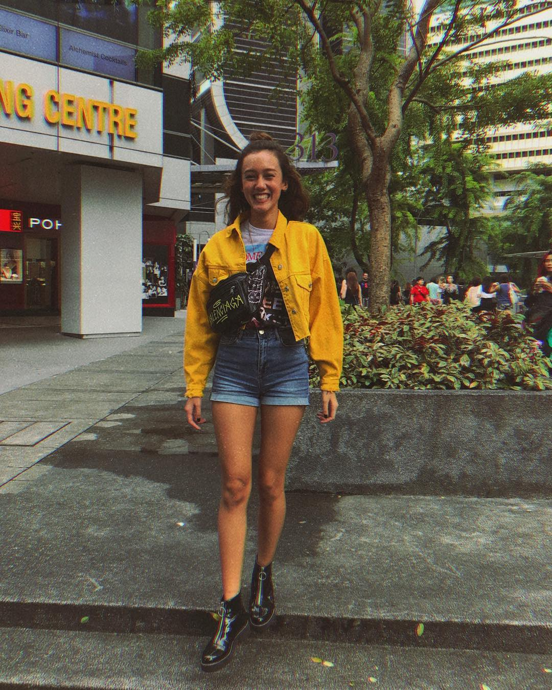 Padu padan jaket denim ala Nabila Sudiro